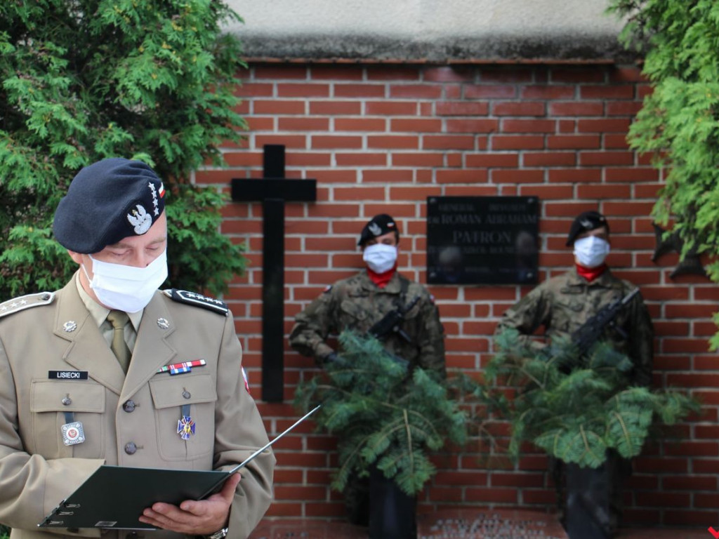 Hołd pod grobem gen. Romana Abrahama w rocznicę jego śmierci