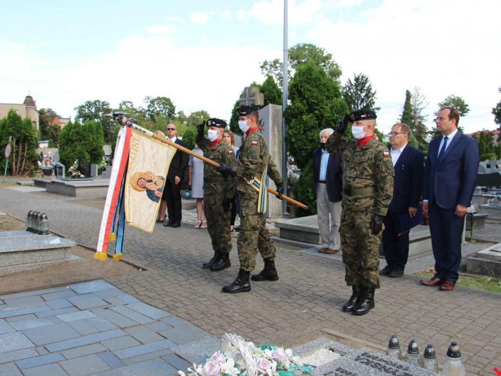 Hołd pod grobem gen. Romana Abrahama w rocznicę jego śmierci