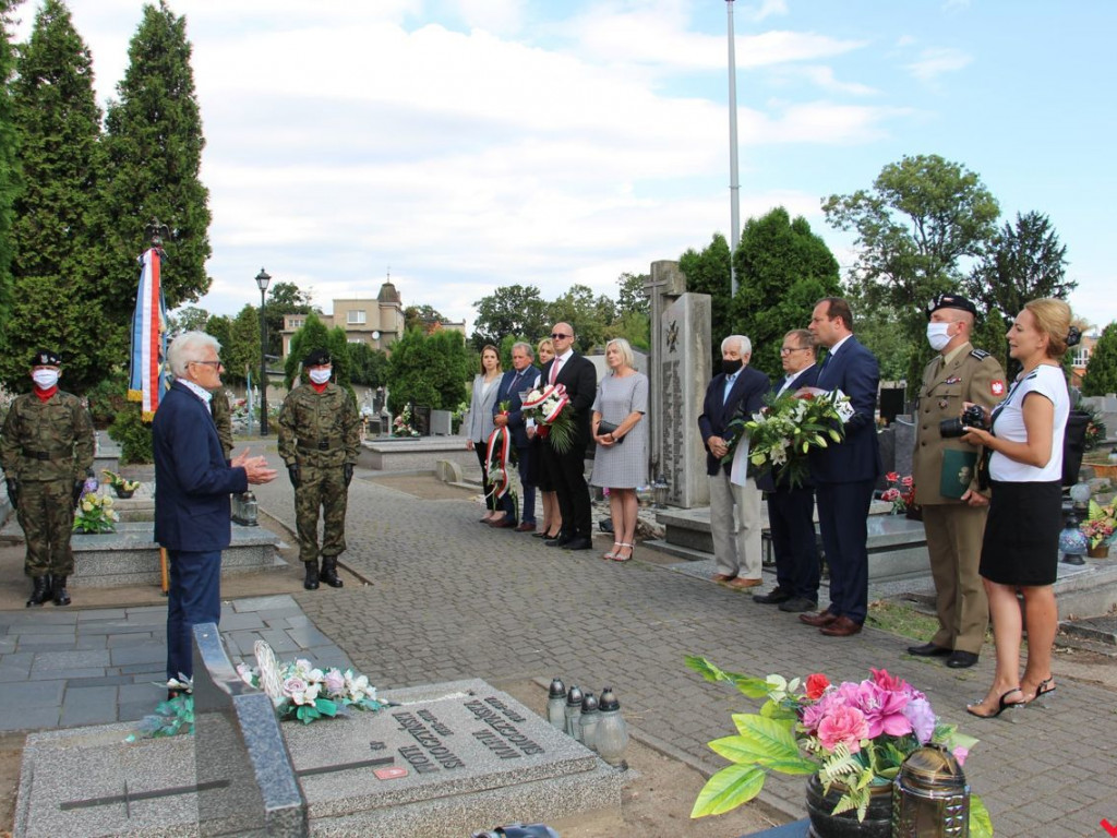 Hołd pod grobem gen. Romana Abrahama w rocznicę jego śmierci