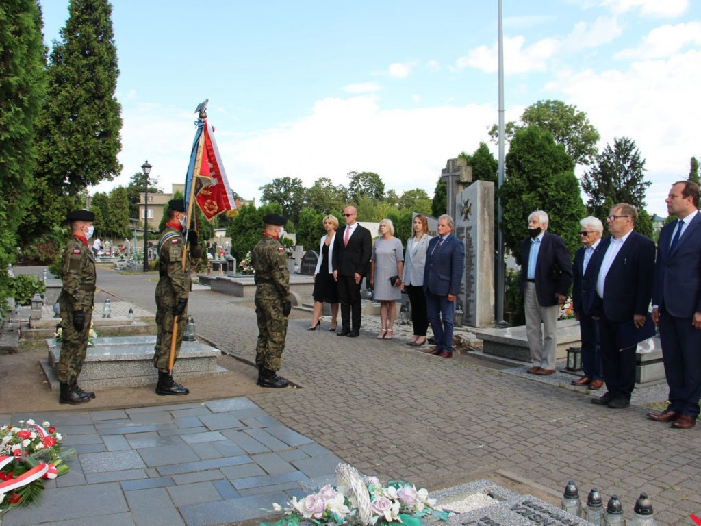 Hołd pod grobem gen. Romana Abrahama w rocznicę jego śmierci