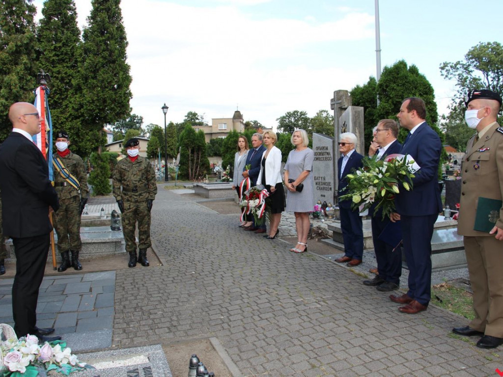 Hołd pod grobem gen. Romana Abrahama w rocznicę jego śmierci