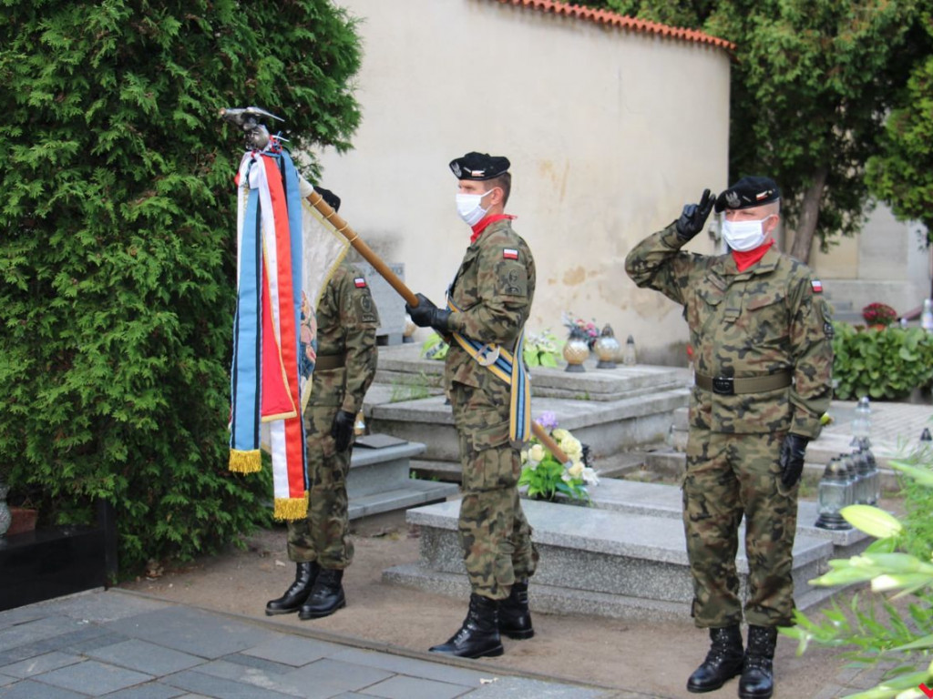 Hołd pod grobem gen. Romana Abrahama w rocznicę jego śmierci