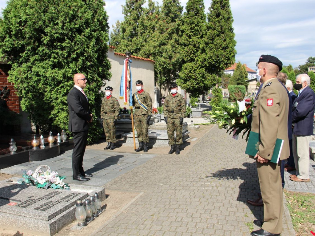 Hołd pod grobem gen. Romana Abrahama w rocznicę jego śmierci