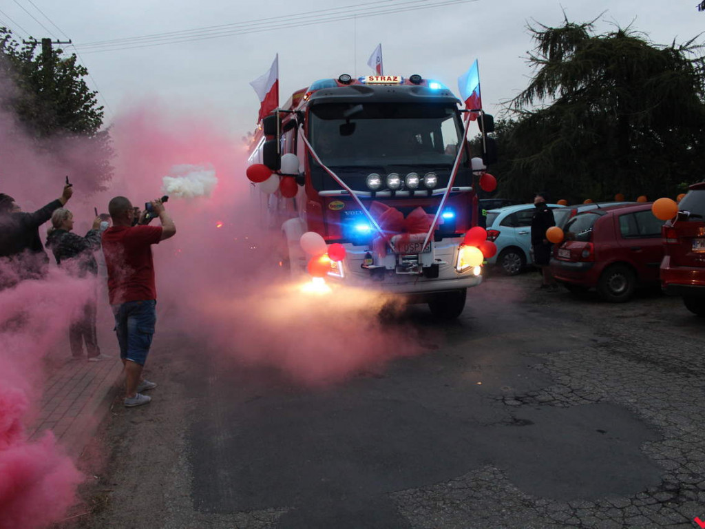 Spora euforia i atmosfera święta w Targowej Górce. Nowy samochód z fanfarami wjechał do jednostki