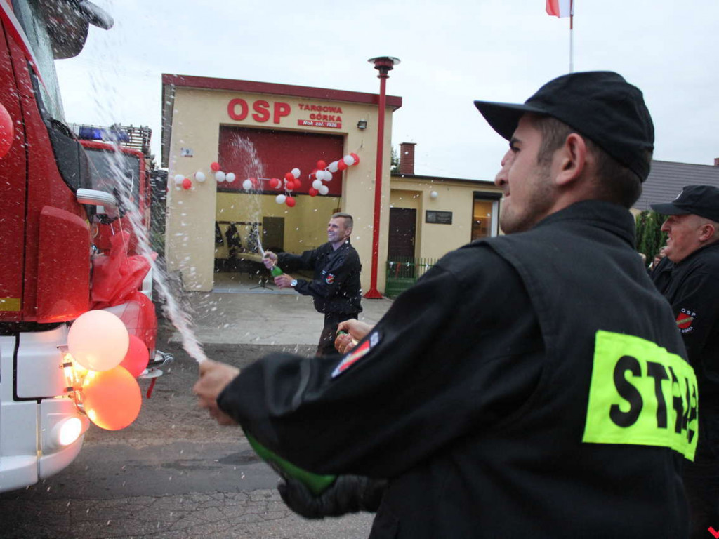Spora euforia i atmosfera święta w Targowej Górce. Nowy samochód z fanfarami wjechał do jednostki