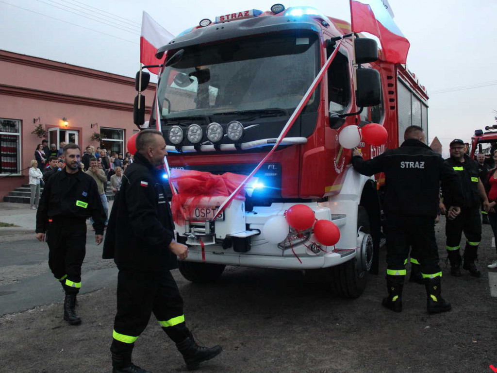 Spora euforia i atmosfera święta w Targowej Górce. Nowy samochód z fanfarami wjechał do jednostki