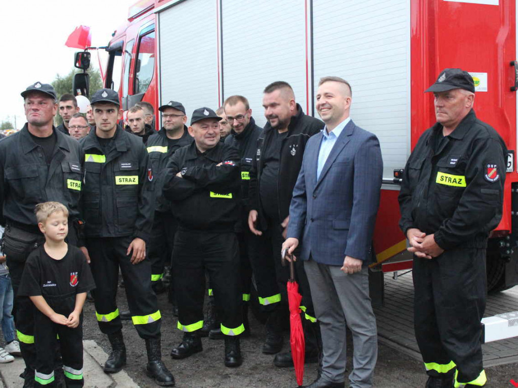 Spora euforia i atmosfera święta w Targowej Górce. Nowy samochód z fanfarami wjechał do jednostki