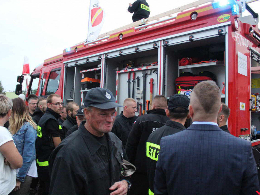 Spora euforia i atmosfera święta w Targowej Górce. Nowy samochód z fanfarami wjechał do jednostki
