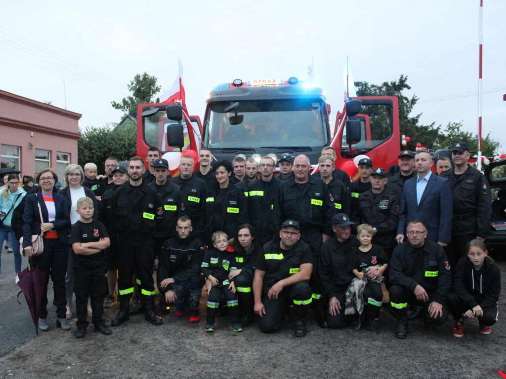 Spora euforia i atmosfera święta w Targowej Górce. Nowy samochód z fanfarami wjechał do jednostki