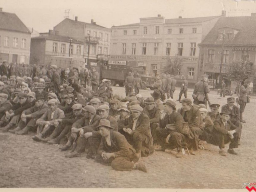 Września po 81 latach od wybuchu wojny. Wtedy swastyki i hajlowanie, dziś kwiaty i pokłony