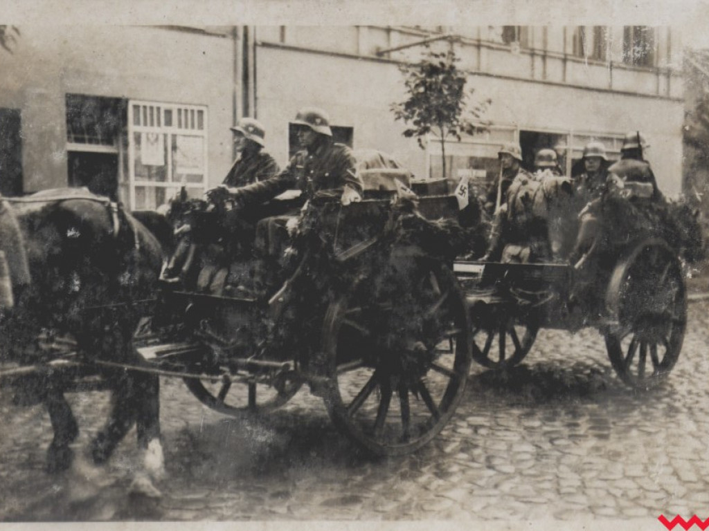 Września po 81 latach od wybuchu wojny. Wtedy swastyki i hajlowanie, dziś kwiaty i pokłony