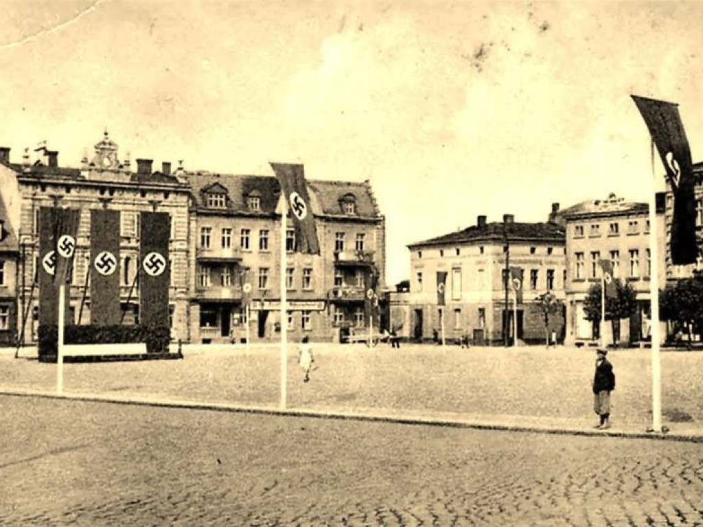 Września po 81 latach od wybuchu wojny. Wtedy swastyki i hajlowanie, dziś kwiaty i pokłony