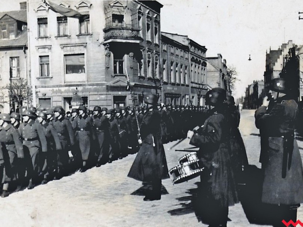 Września po 81 latach od wybuchu wojny. Wtedy swastyki i hajlowanie, dziś kwiaty i pokłony
