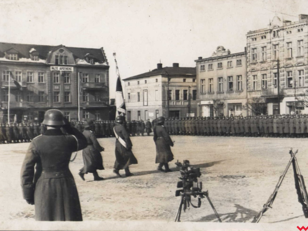 Września po 81 latach od wybuchu wojny. Wtedy swastyki i hajlowanie, dziś kwiaty i pokłony