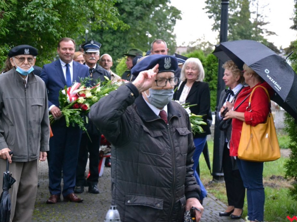 Września po 81 latach od wybuchu wojny. Wtedy swastyki i hajlowanie, dziś kwiaty i pokłony