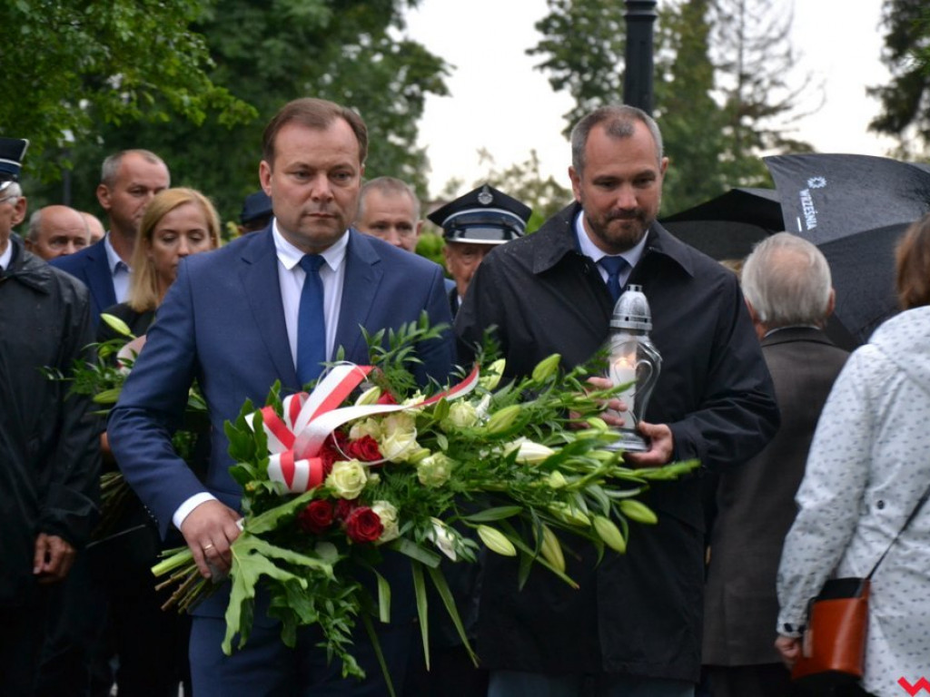 Września po 81 latach od wybuchu wojny. Wtedy swastyki i hajlowanie, dziś kwiaty i pokłony
