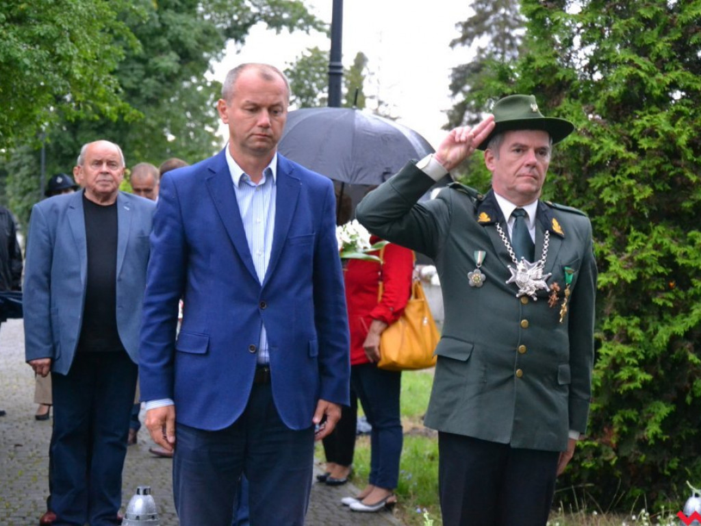 Września po 81 latach od wybuchu wojny. Wtedy swastyki i hajlowanie, dziś kwiaty i pokłony