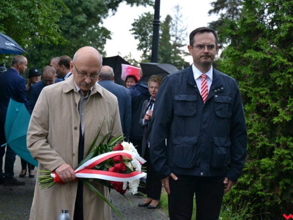 Września po 81 latach od wybuchu wojny. Wtedy swastyki i hajlowanie, dziś kwiaty i pokłony