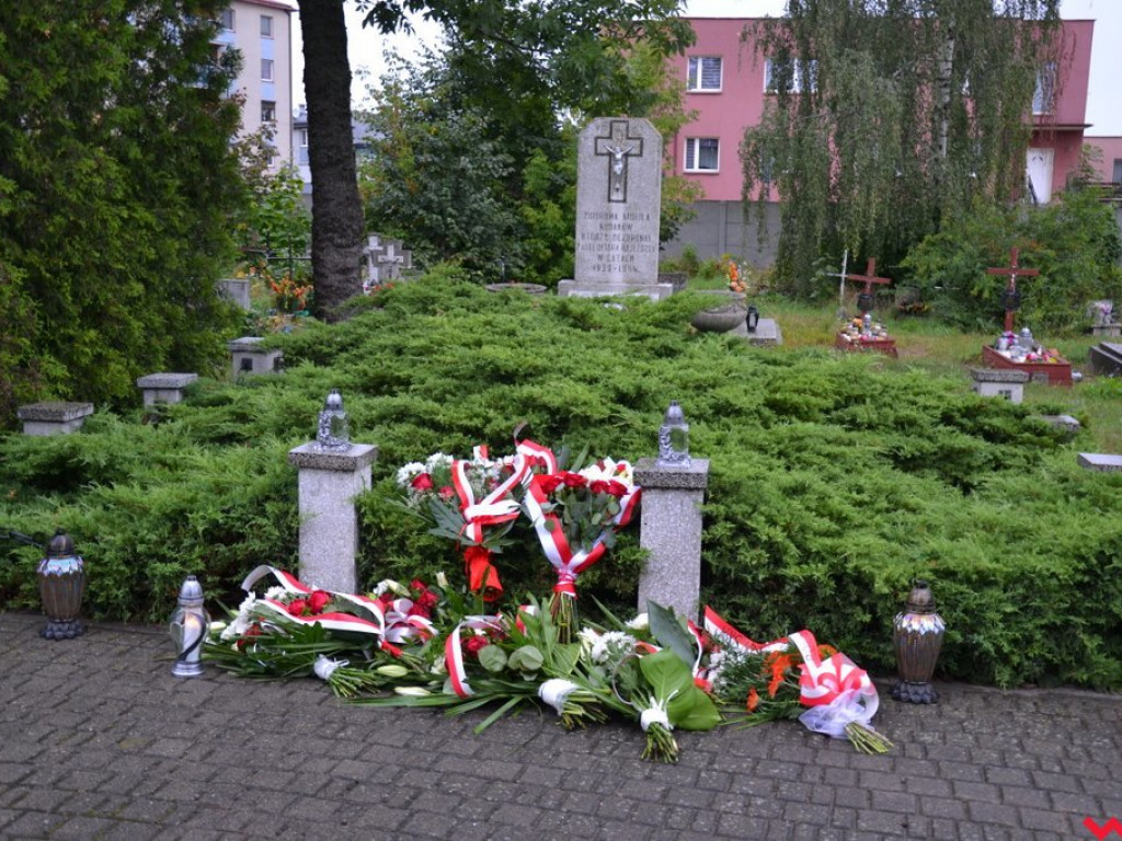 Września po 81 latach od wybuchu wojny. Wtedy swastyki i hajlowanie, dziś kwiaty i pokłony