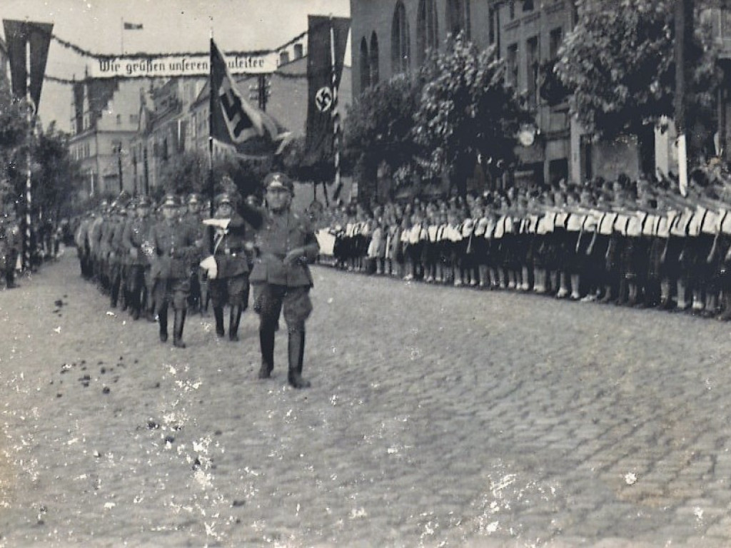 Września po 81 latach od wybuchu wojny. Wtedy swastyki i hajlowanie, dziś kwiaty i pokłony