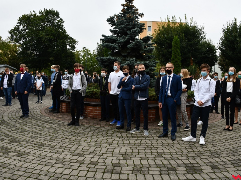 W maseczkach i z nutką niepokoju. Rozpoczęcie roku szkolnego