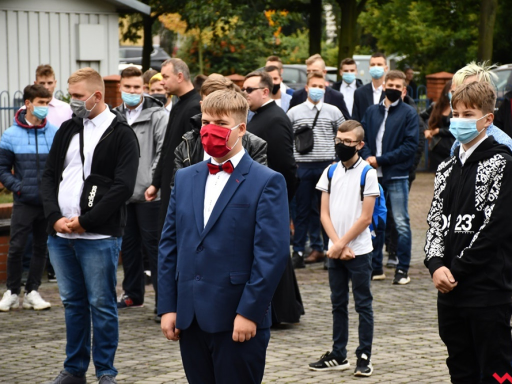 W maseczkach i z nutką niepokoju. Rozpoczęcie roku szkolnego