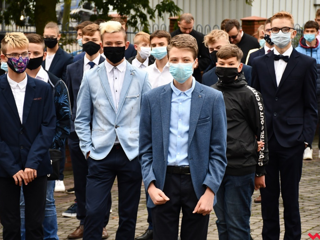 W maseczkach i z nutką niepokoju. Rozpoczęcie roku szkolnego