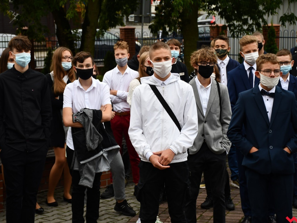 W maseczkach i z nutką niepokoju. Rozpoczęcie roku szkolnego