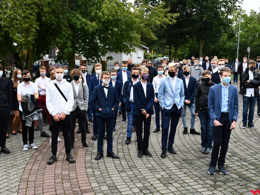 W maseczkach i z nutką niepokoju. Rozpoczęcie roku szkolnego