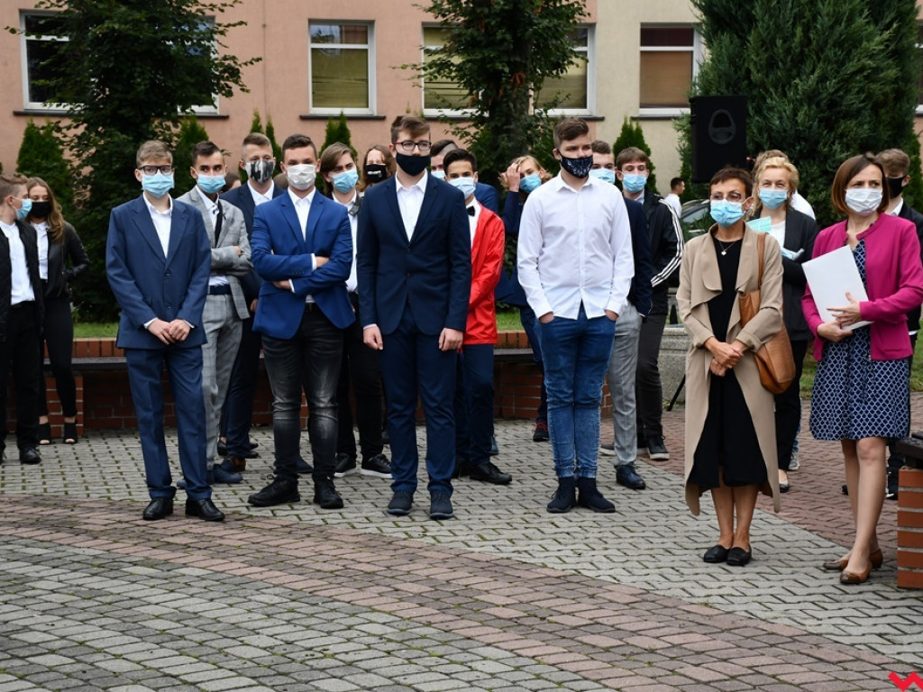 W maseczkach i z nutką niepokoju. Rozpoczęcie roku szkolnego