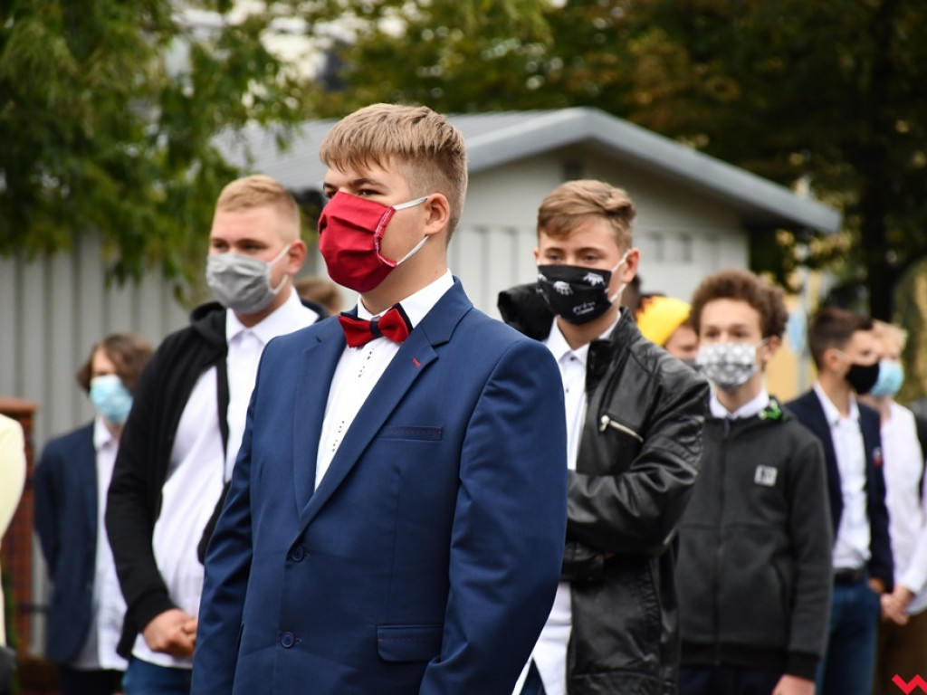 W maseczkach i z nutką niepokoju. Rozpoczęcie roku szkolnego