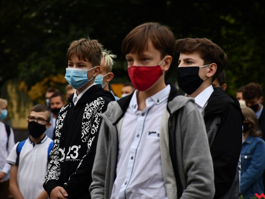 W maseczkach i z nutką niepokoju. Rozpoczęcie roku szkolnego