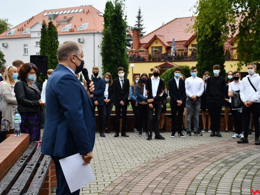 W maseczkach i z nutką niepokoju. Rozpoczęcie roku szkolnego