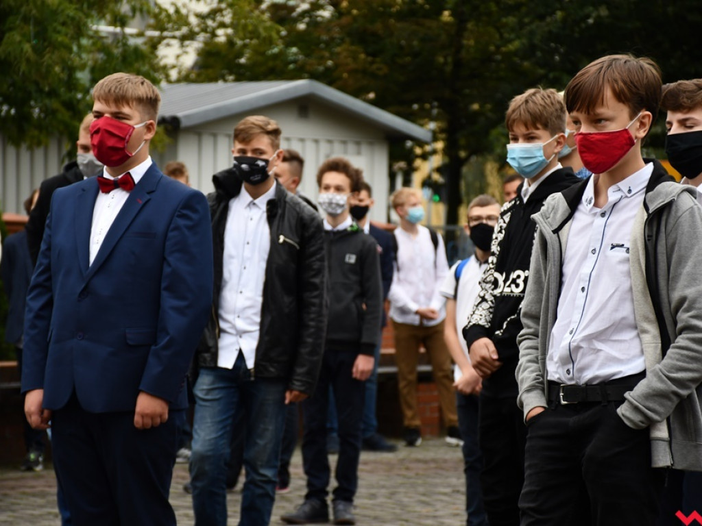 W maseczkach i z nutką niepokoju. Rozpoczęcie roku szkolnego