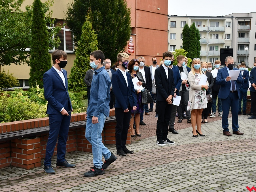 W maseczkach i z nutką niepokoju. Rozpoczęcie roku szkolnego