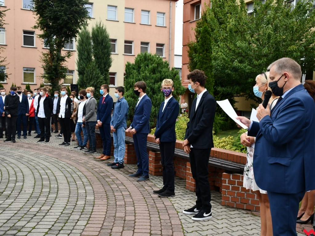 W maseczkach i z nutką niepokoju. Rozpoczęcie roku szkolnego