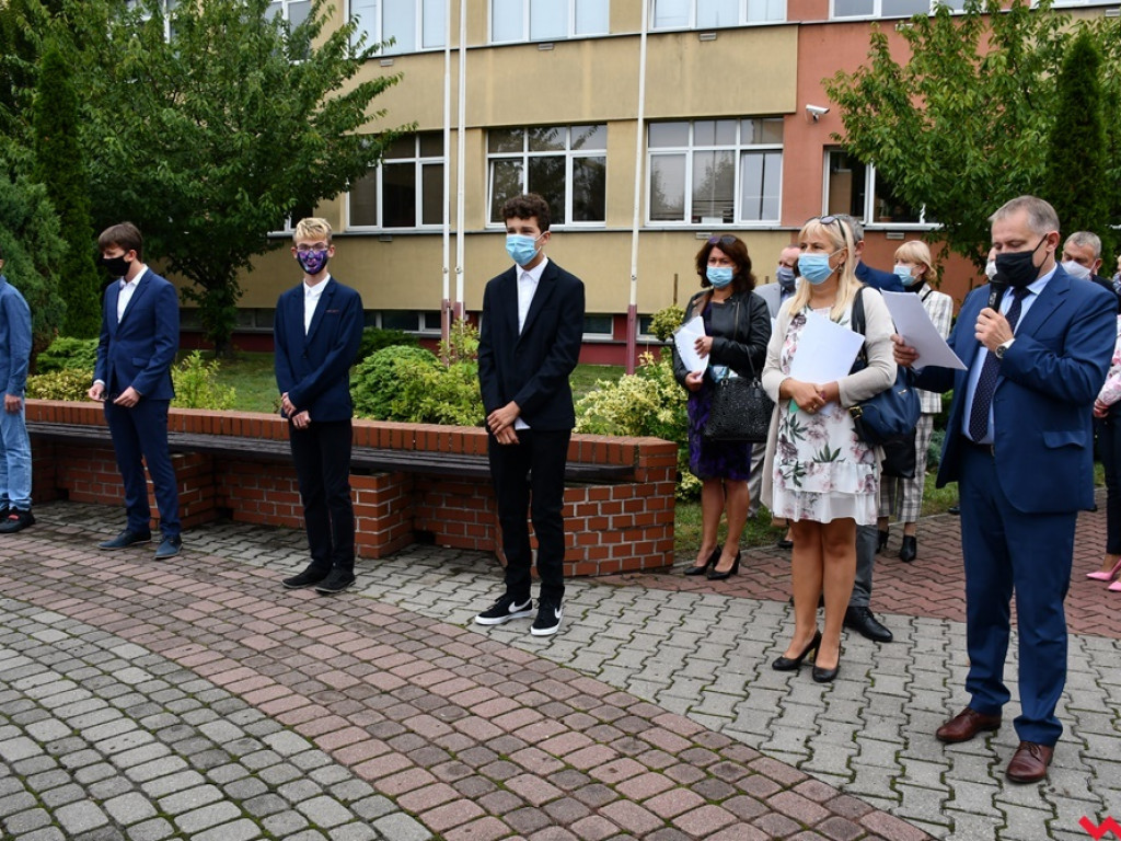W maseczkach i z nutką niepokoju. Rozpoczęcie roku szkolnego