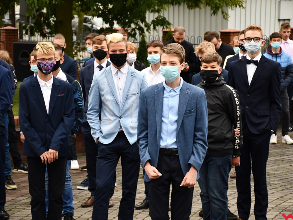 W maseczkach i z nutką niepokoju. Rozpoczęcie roku szkolnego