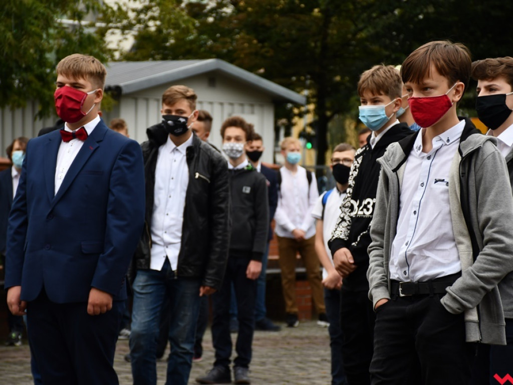 W maseczkach i z nutką niepokoju. Rozpoczęcie roku szkolnego