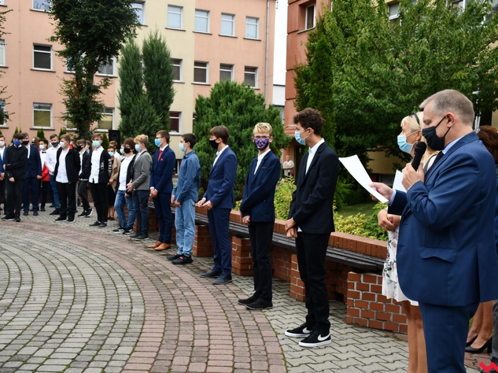 W maseczkach i z nutką niepokoju. Rozpoczęcie roku szkolnego