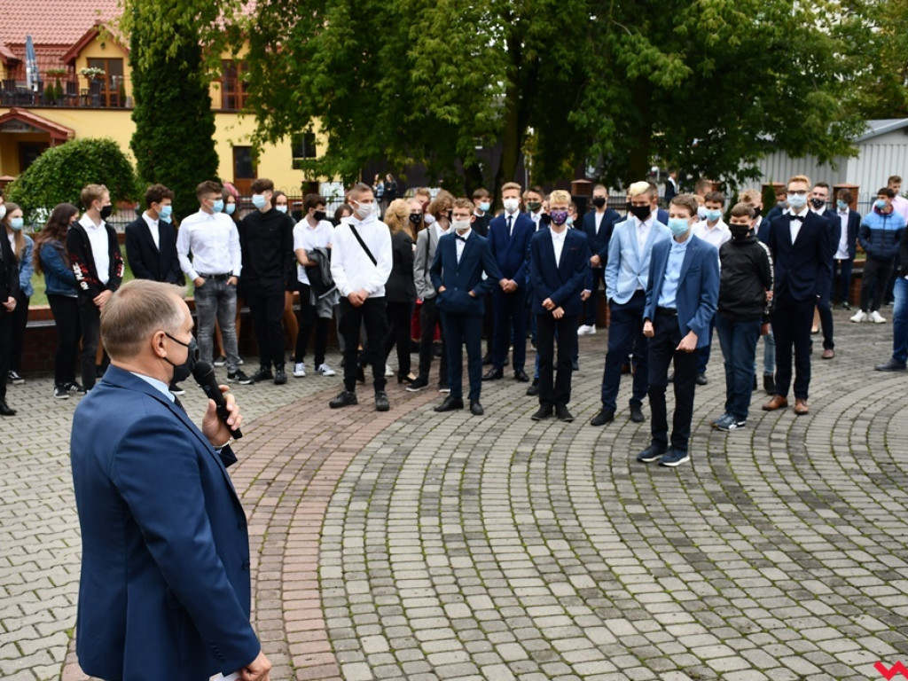 W maseczkach i z nutką niepokoju. Rozpoczęcie roku szkolnego