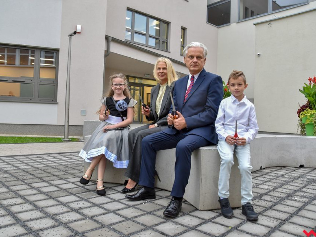 Przyjacielska atmosfera na uroczystym otwarciu nowego skrzydła „dwójki”