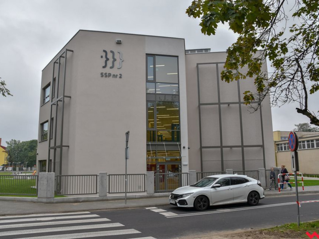 Przyjacielska atmosfera na uroczystym otwarciu nowego skrzydła „dwójki”