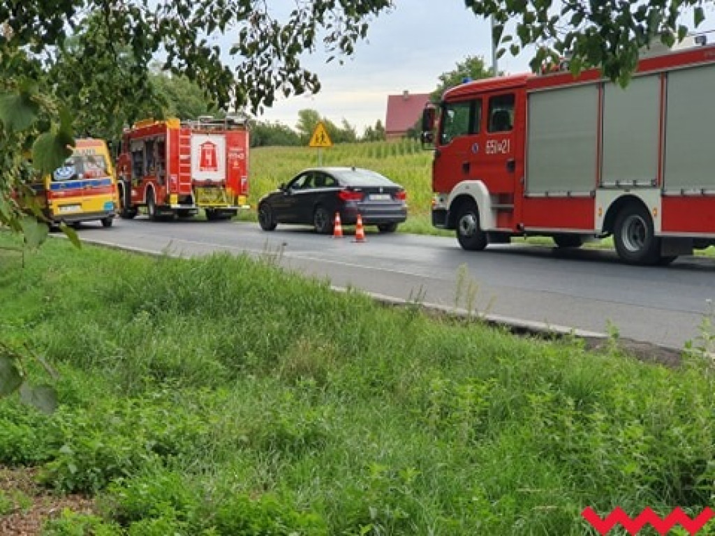 Dachowanie na drodzie wojewódzkiej w Mikuszewie. Pogotowie lotnicze w akcji