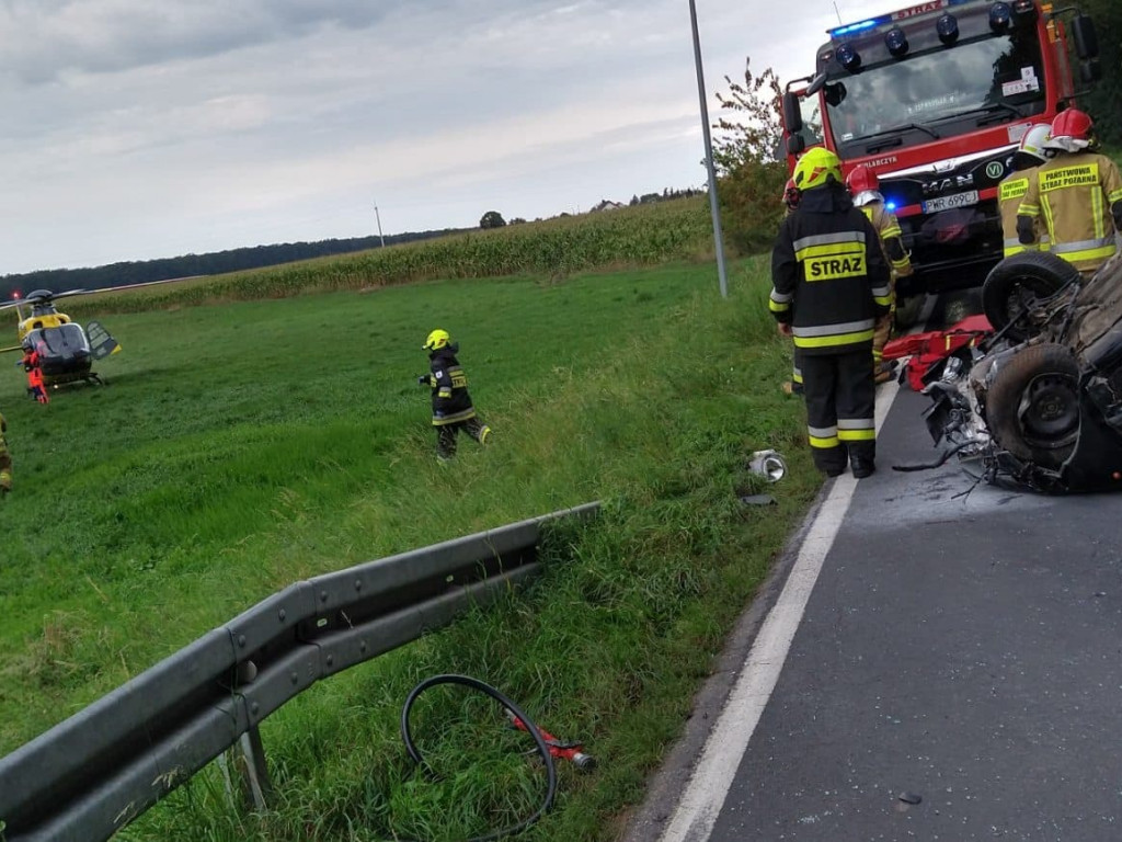 Dachowanie na drodzie wojewódzkiej w Mikuszewie. Pogotowie lotnicze w akcji