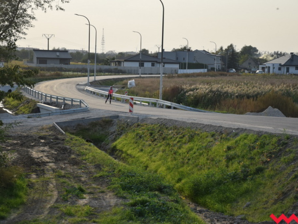Pierwsze próbne jazdy na obwodnicy Wrześni...rowerzystów i rolkarzy