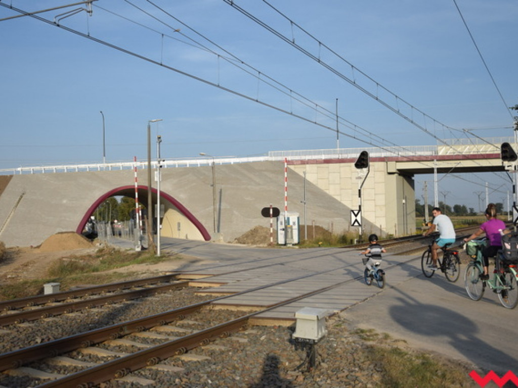 Pierwsze próbne jazdy na obwodnicy Wrześni...rowerzystów i rolkarzy