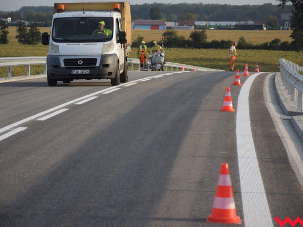 Pierwsze próbne jazdy na obwodnicy Wrześni...rowerzystów i rolkarzy