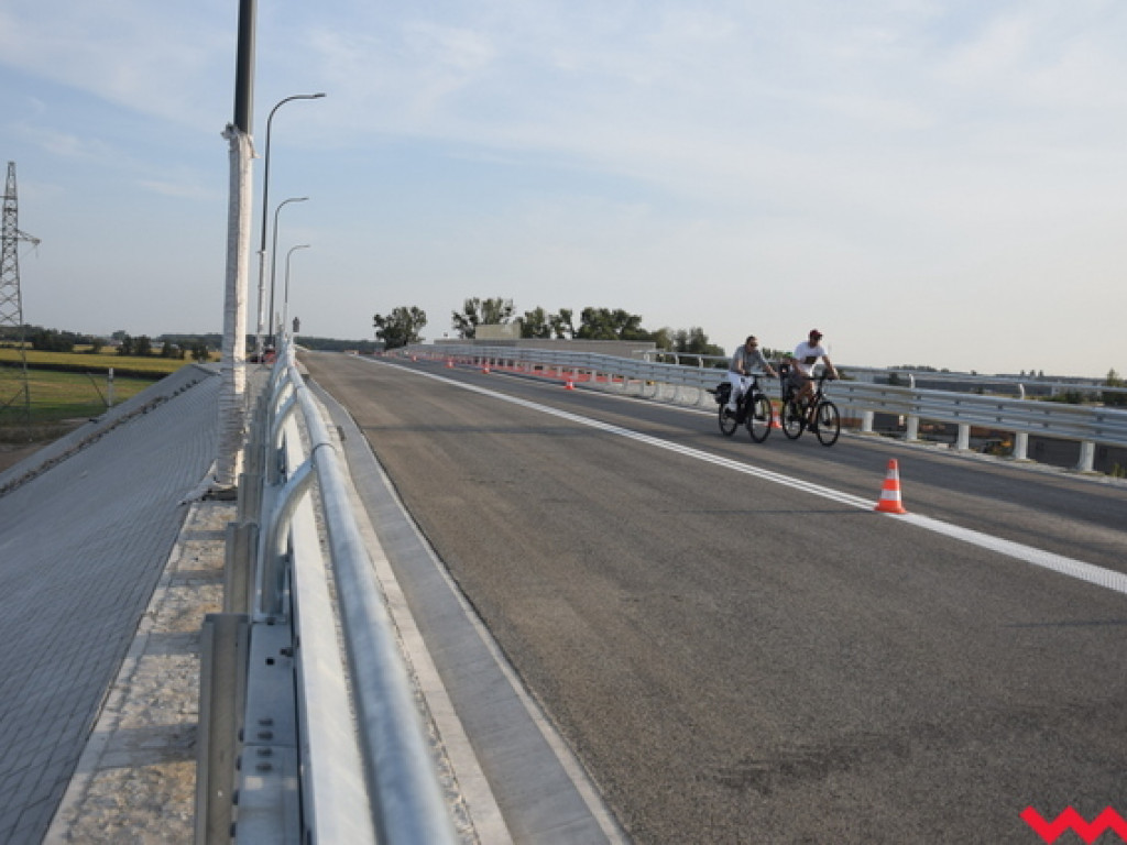 Pierwsze próbne jazdy na obwodnicy Wrześni...rowerzystów i rolkarzy