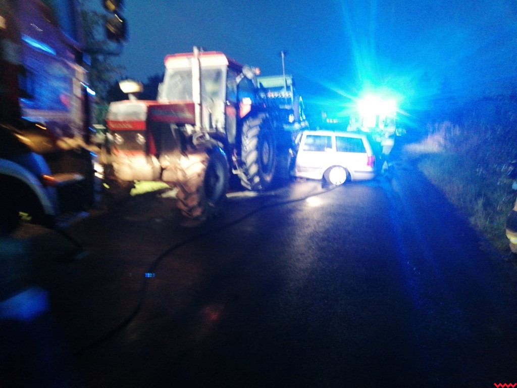 Samochód osobowy wbił się w sprzęt rolniczy. Jedna osoba ranna